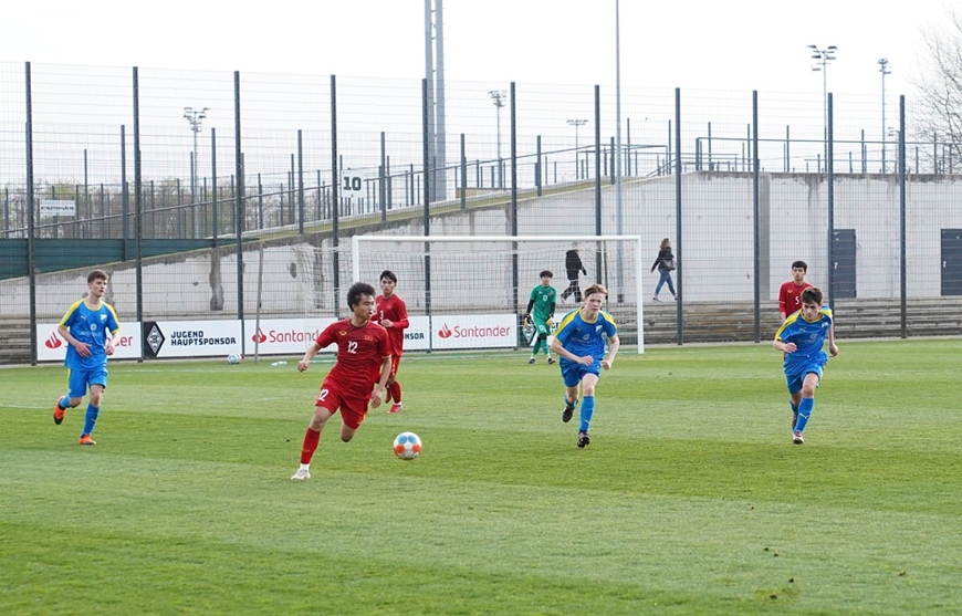 Cầu thủ U17 Việt Nam (áo đỏ) chơi áp đảo trước U17 Monchengladbach. Ảnh: VFF