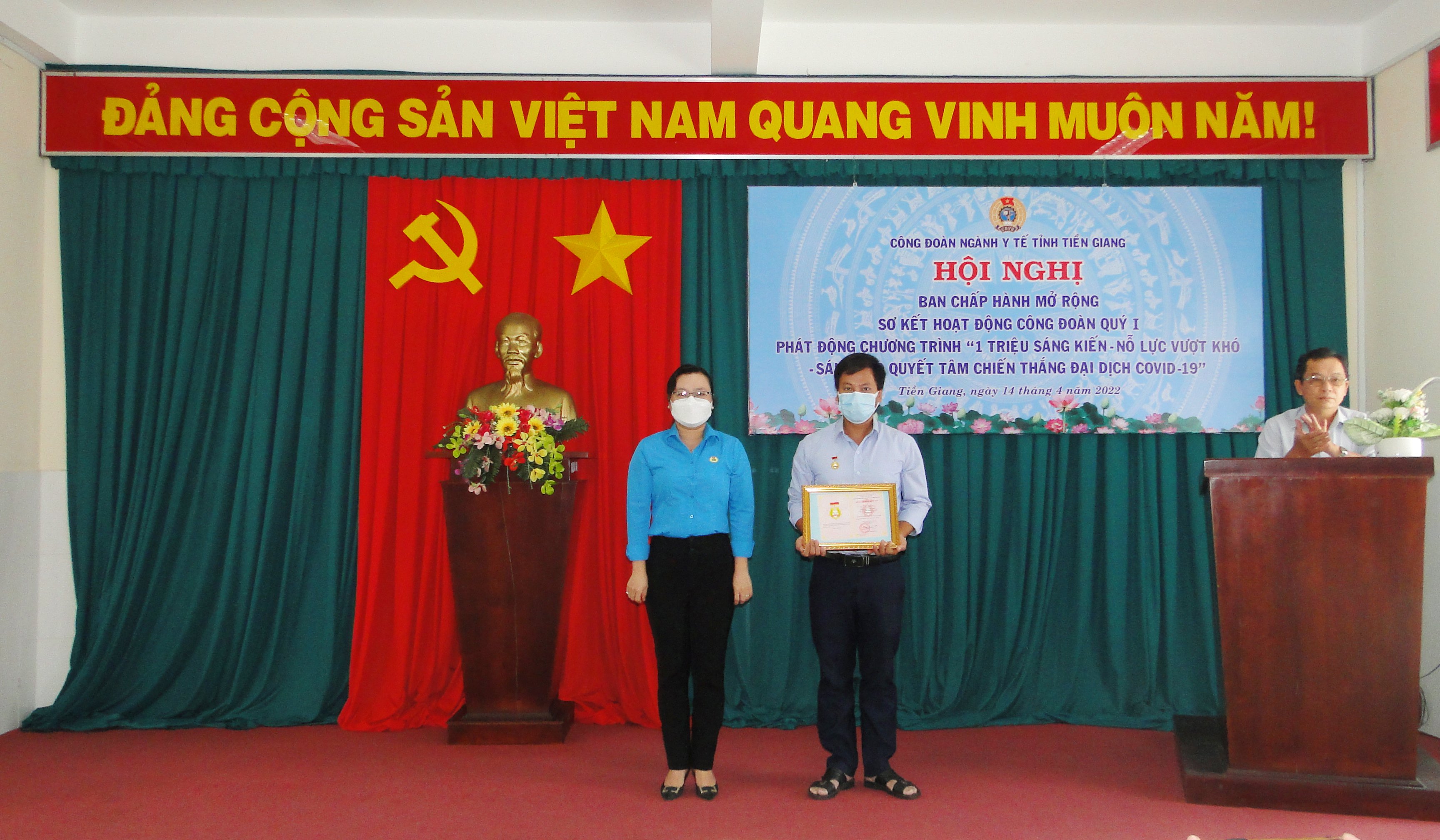 Ông Lê Thái Hòa, Phó phòng Kỹ thuật Cơ điện Công ty cổ phần Dược phẩm Tipharco tỉnh Tiền Giang được nhận “Bằng Lao động sáng tạo thi đua yêu nước năm 2020”