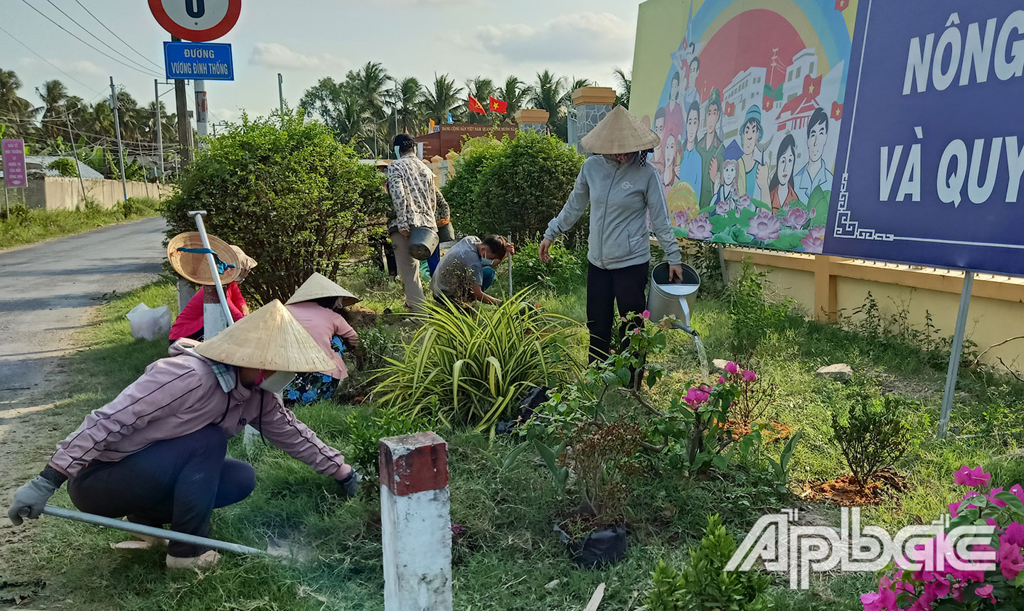 Cán bộ, hội viên phụ nữ xã Xuân Đông trồng hoa và làm cỏ trên tuyến đường hoa do Hội LHPN xã quản lý.