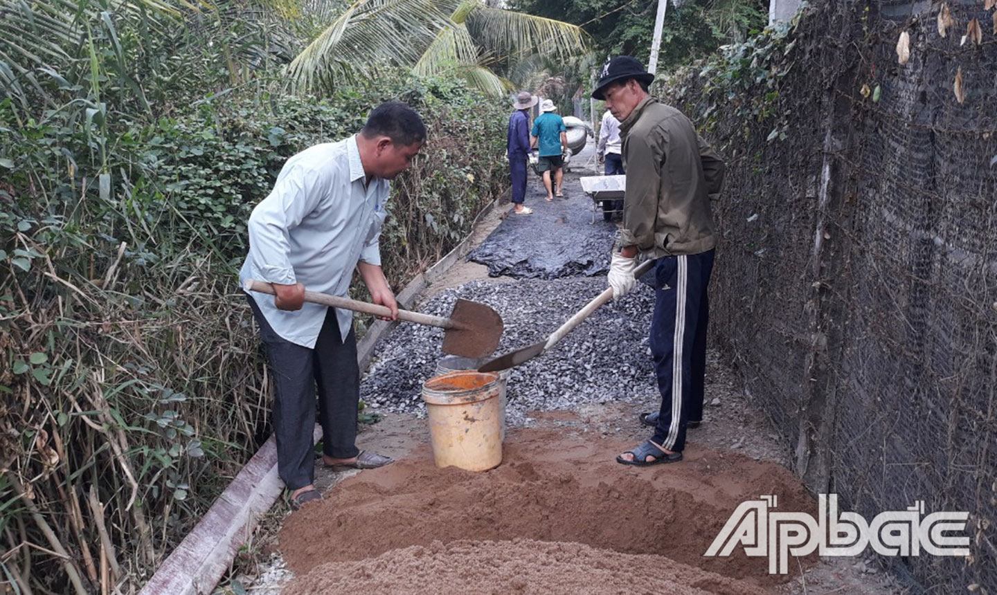 Cán bộ, hội viên CCB xã Thạnh Phú tham gia xây dựng đường giao thông nông thôn ấp Miễu Hội.