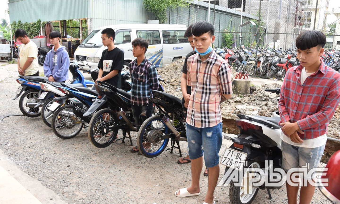 Các đối tượng cùng phương tiện tại cơ quan Công an.