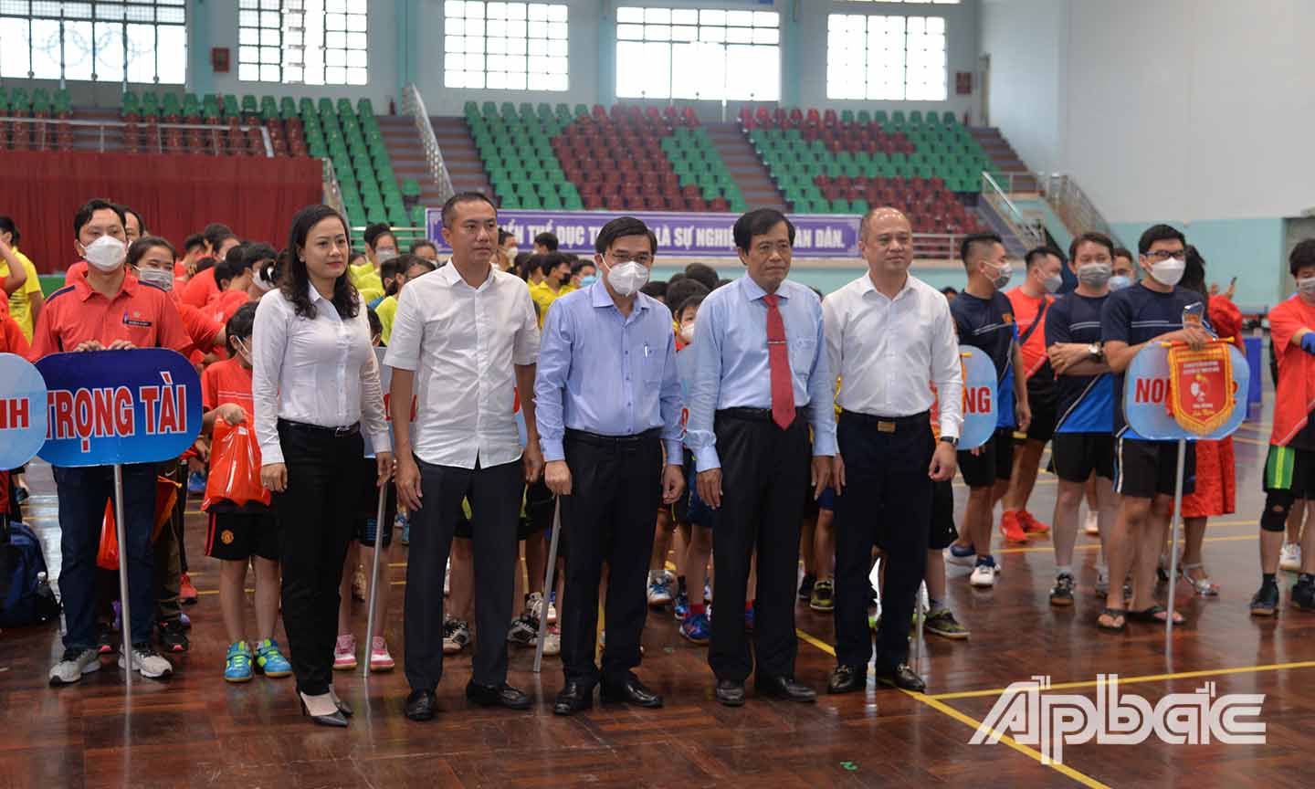 Lãnh đạo UBND tỉnh Tiền Giang và Liên đoàn Bóng bàn Việt Nam trao cờ lưu niệm cho các đơn vị tham gia giải.