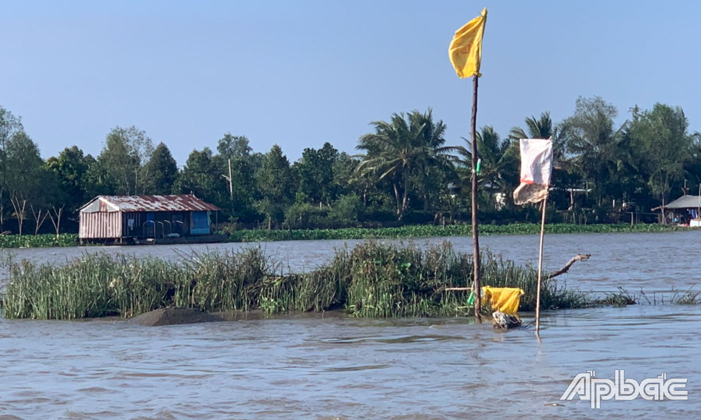 Khi thủy triều lên cao sẽ không nhìn thấy các chướng ngại vật, tiềm ẩn nguy cơ mất an toàn giao thông rất cao.