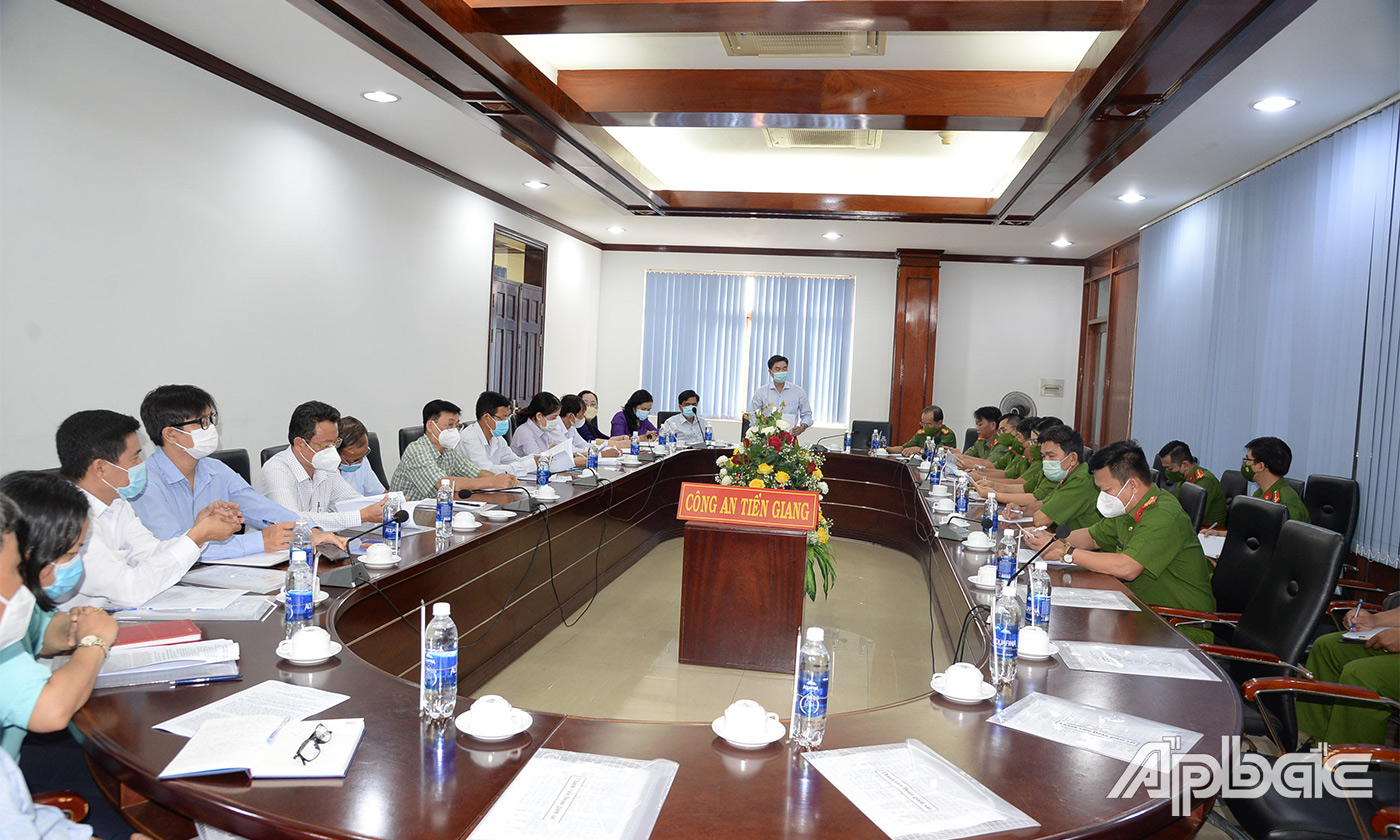 Trưởng Ban Kinh tế - Ngân sách - HĐND tỉnh Nguyễn Đức Toàn phát biểu tại buổi làm việc
