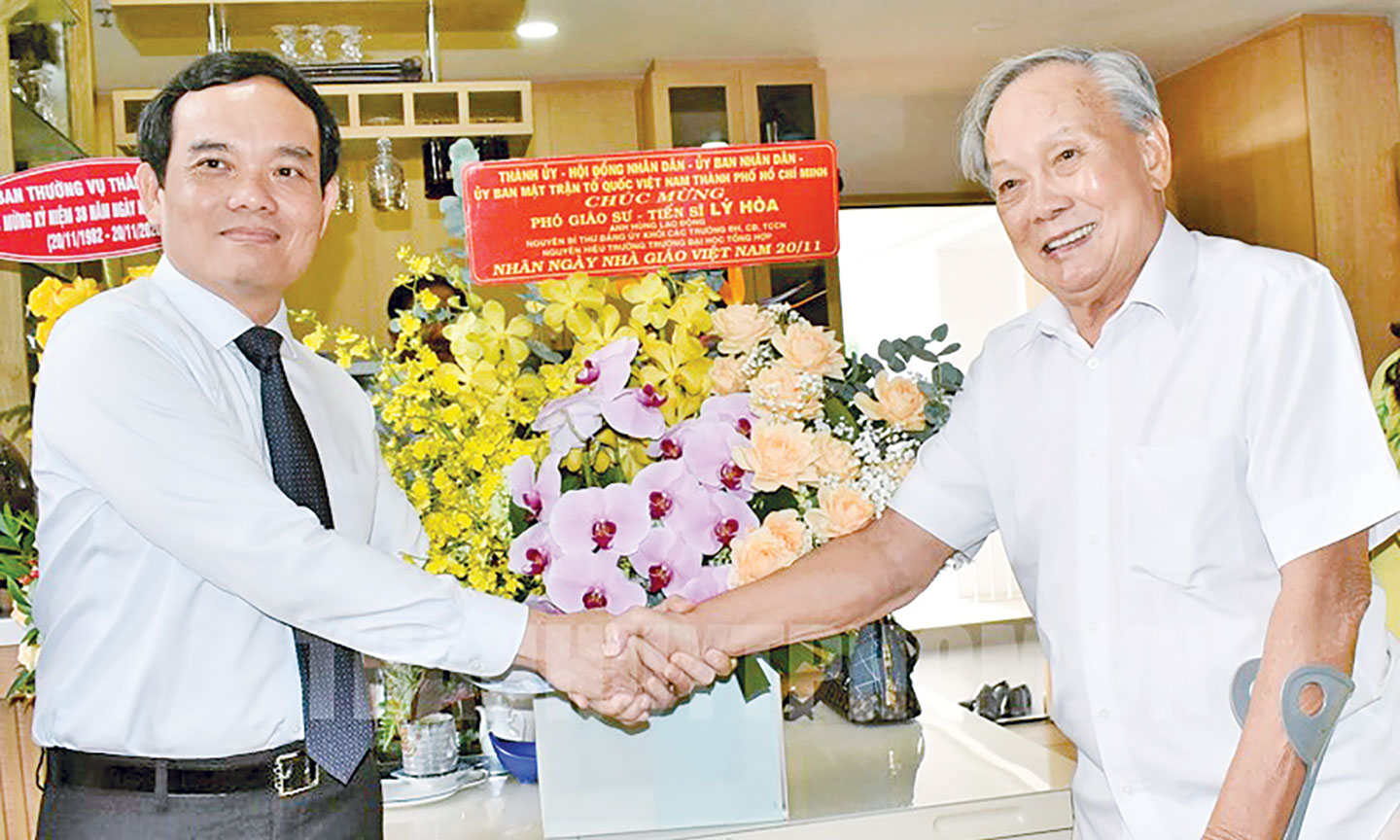 Phó Bí thư Thành ủy TP. Hồ Chí Minh Trần Lưu Quang thăm, chúc mừng  thầy Lý Hòa nhân Ngày Nhà giáo Việt Nam năm 2020.