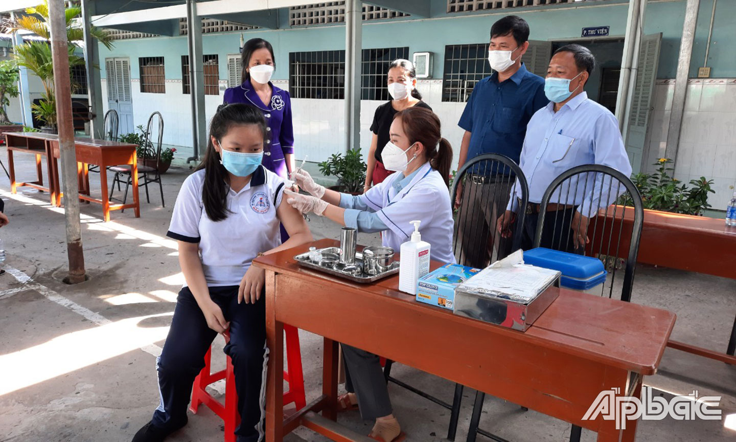 BSCK2  Võ Thành Nhơn và BS Nguyễn Hữu Quyền giám sát tiêm chủng chi học sinh trường THCS Bảo Định