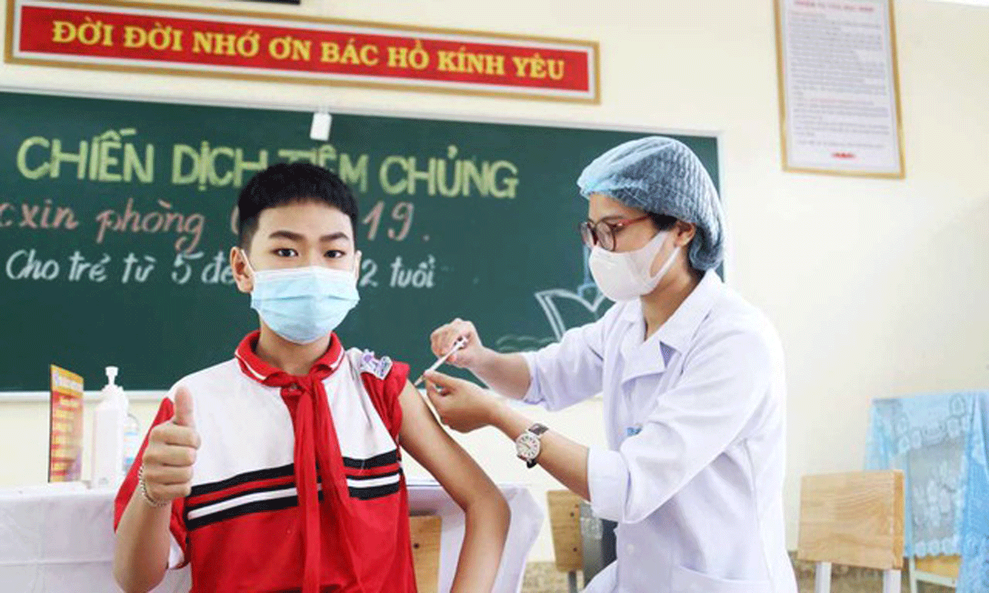 Tiêm vaccine COVID-19 cho trẻ tại Trường THCS Trần Quốc Toản (TP Hạ Long, Quảng Ninh).