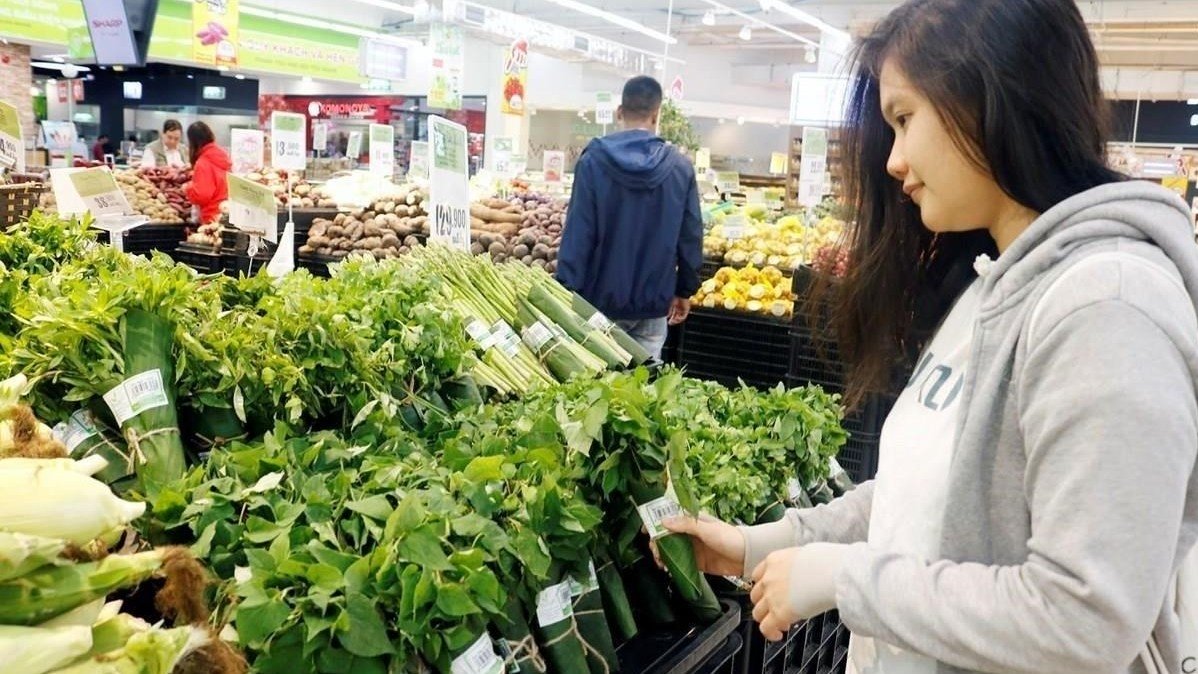 Many supermarkets have pledged to replace plastic bags with environmentally friendly materials. (Photo: VNA).