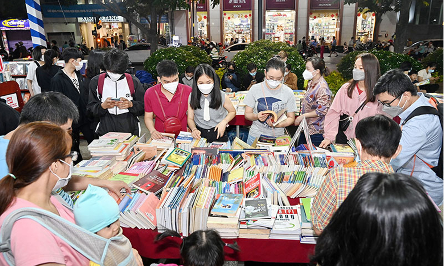 Độc giả chọn sách trong Ngày Sách và Văn hóa đọc Việt Nam tại thành phố Hồ Chí Minh. (Ảnh VÕ MẠNH HẢO)