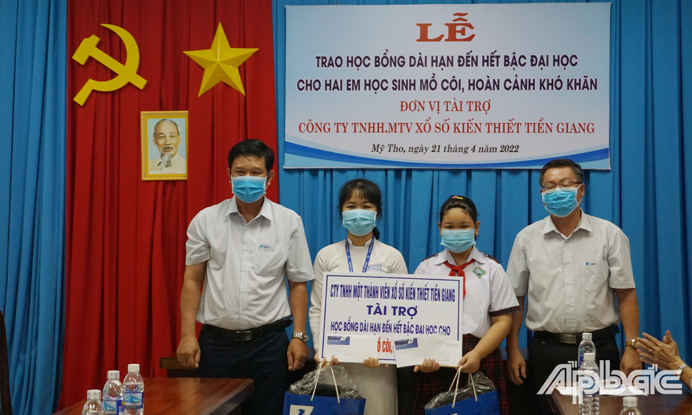 Hội Khuyến học tỉnh và Hội Từ thiện TP. Mỹ Tho đã trao nhiều phần quà đến cho hai em học sinh; VNPT Tiền Giang tặng sim miễn phí.