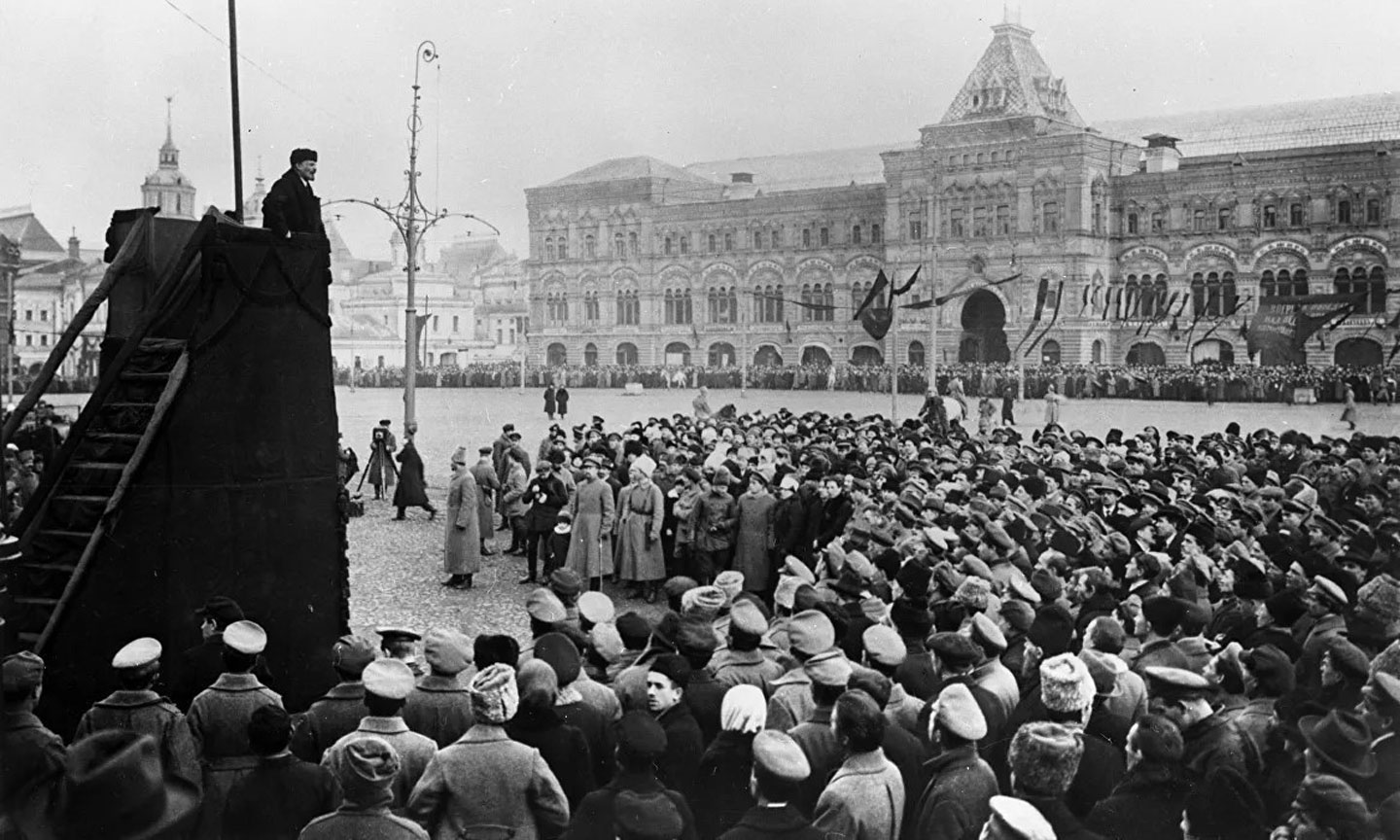 V.I.Lenin đọc diễn văn tại Quảng trường Đỏ ở Moskva trong Lễ kỷ niệm một năm ngày Cách mạng Tháng Mười Nga thành công ngày 7-11-1918. (Ảnh: Tư liệu/TTXVN)