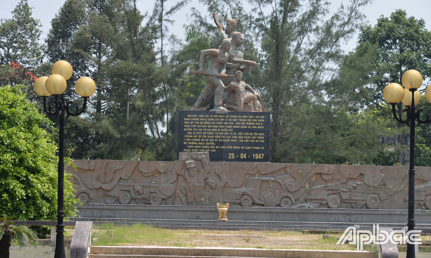 Di tích Chiến thắng Giồng Dứa tại ấp Đông, xã Long Định.