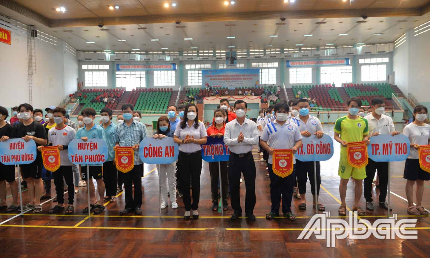 Ban Tổ chức trao cờ lưu niệm cho các đơn vị tham gia giải.