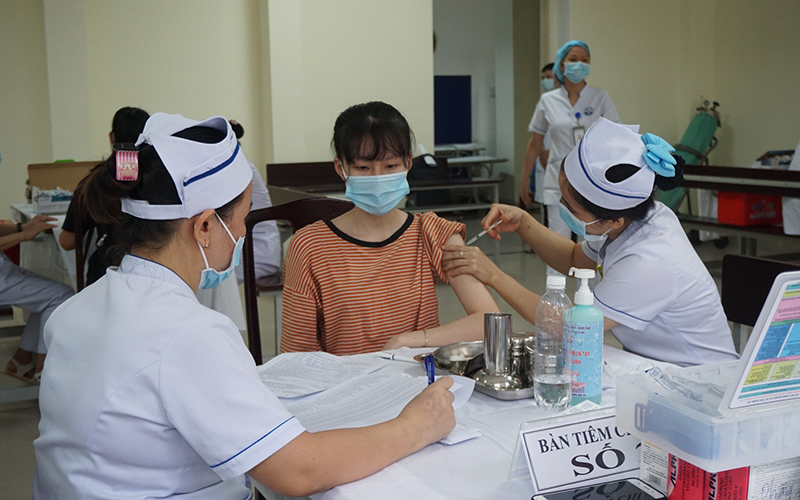 Vaccine vẫn là biện pháp quan trọng trong phòng, chống dịch. Ảnh: VGP