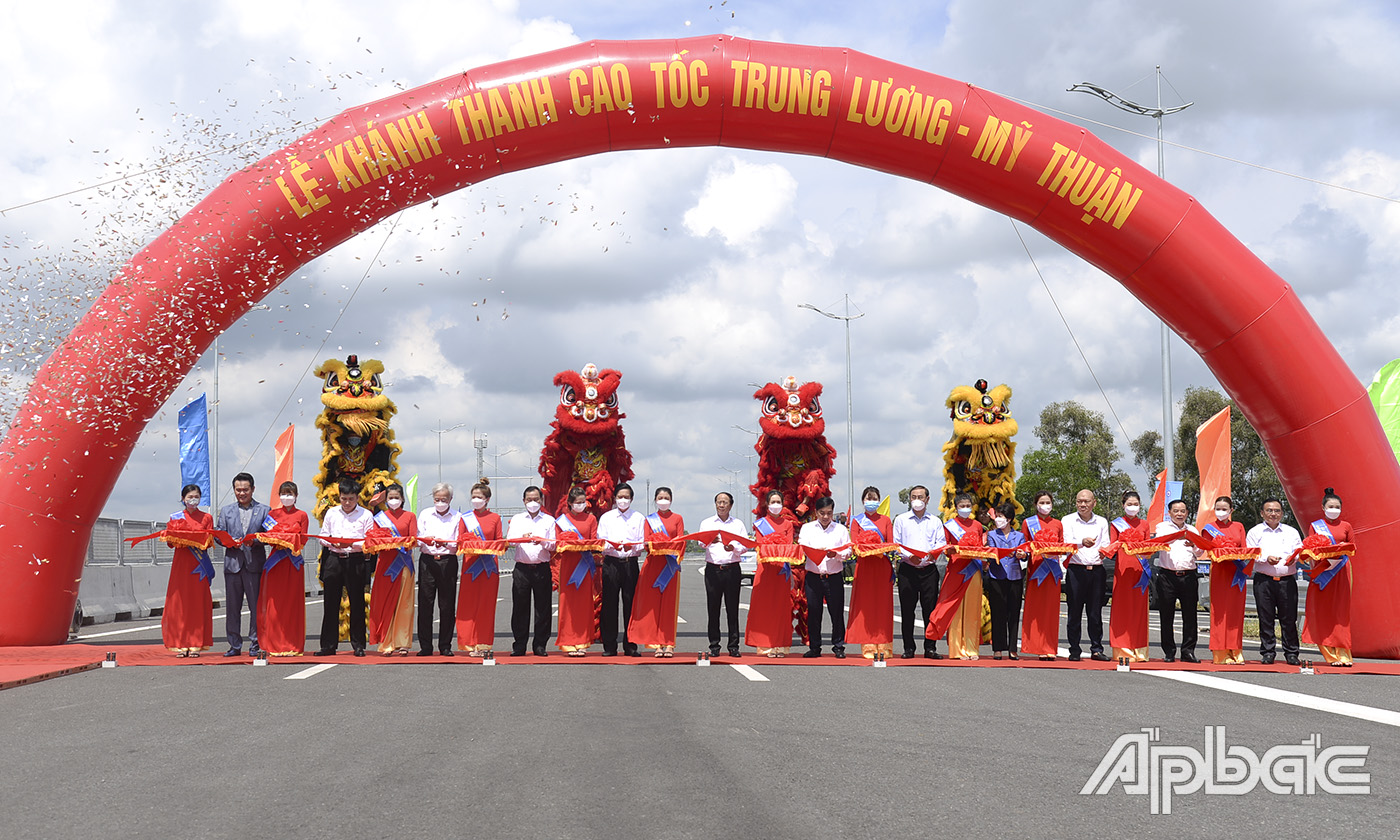 Cắt băng khánh thành Dự án.