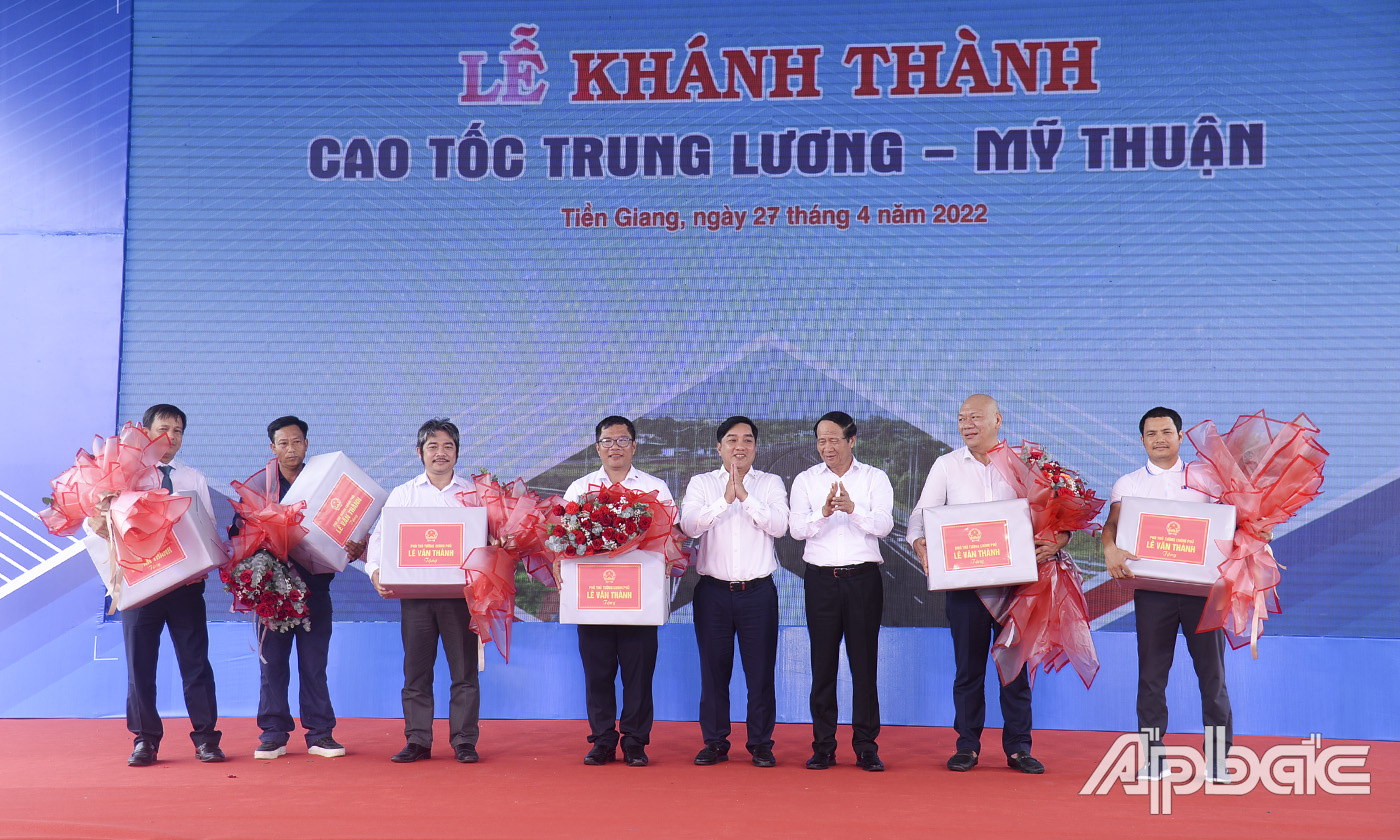 Phó Thủ tướng Lê Văn Thành tặng quà cho nhà đầu tư và các nhà thầu.