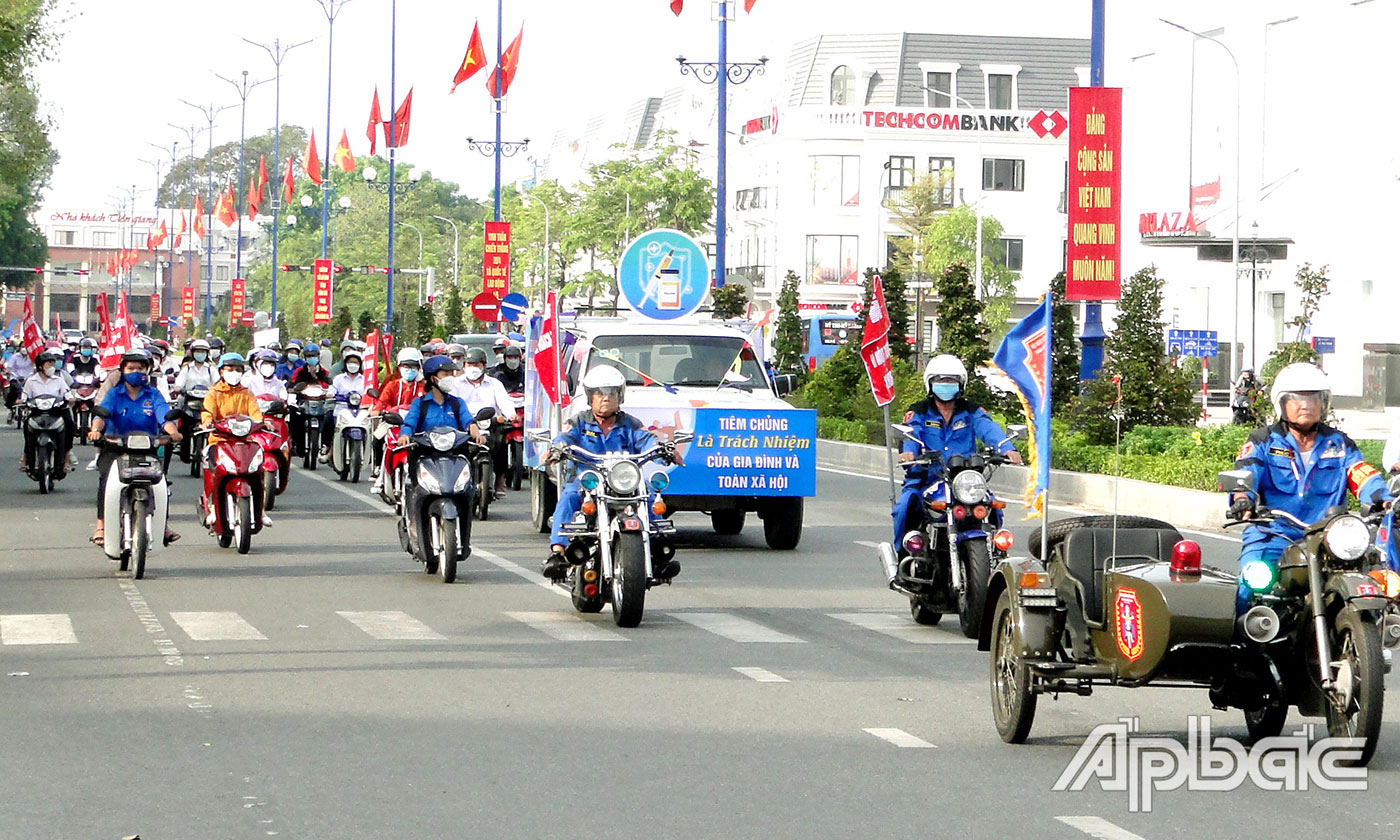 Sinh viên Trường Cao đẳng Y tế Tiền Giang tham gia tuần hành cổ động Tuần lễ tiêm chủng trên khắp các tuyến đường ở TP. Mỹ Tho.