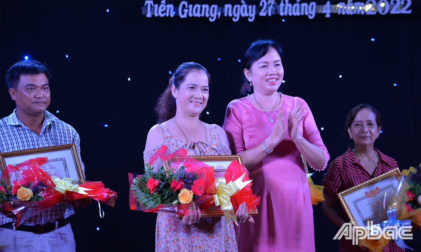 Giám đốc TTVHNT tỉnh Lê Thanh Lan trao giải Nhì