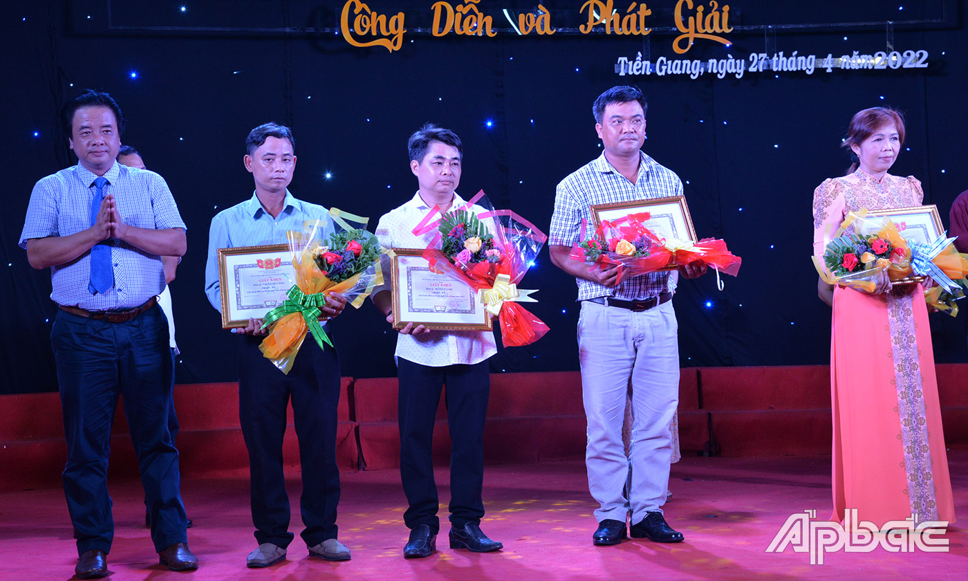 Lãnh đạo Trung tâm văn hóa nghệ thuật tỉnh trao giải Ba cho các đơn vị