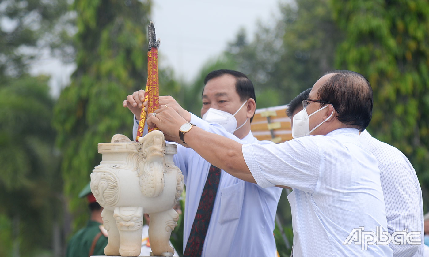 Đoàn lãnh đạo tỉnh dâng hương tại Nghĩa trang Liệt sĩ tỉnh.