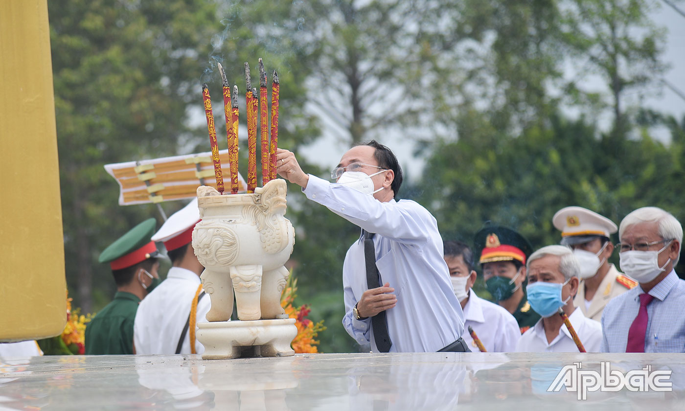 Đồng chí Trần Kim Trát, Ủy viên Ban Thường vụ Tỉnh ủy Tiền Giang, Bí thư Thành ủy Mỹ Tho thắp hương viếng Nghĩa trang Liệt sĩ tỉnh.