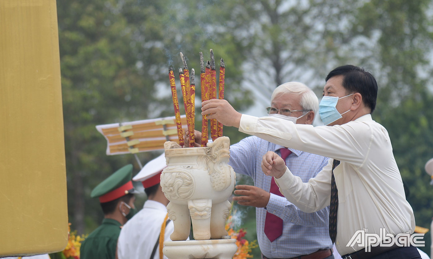 Lãnh đạo TP. Mỹ Tho và huyện Châu Thành thắp hương viếng Nghĩa trang Liệt sĩ tỉnh.