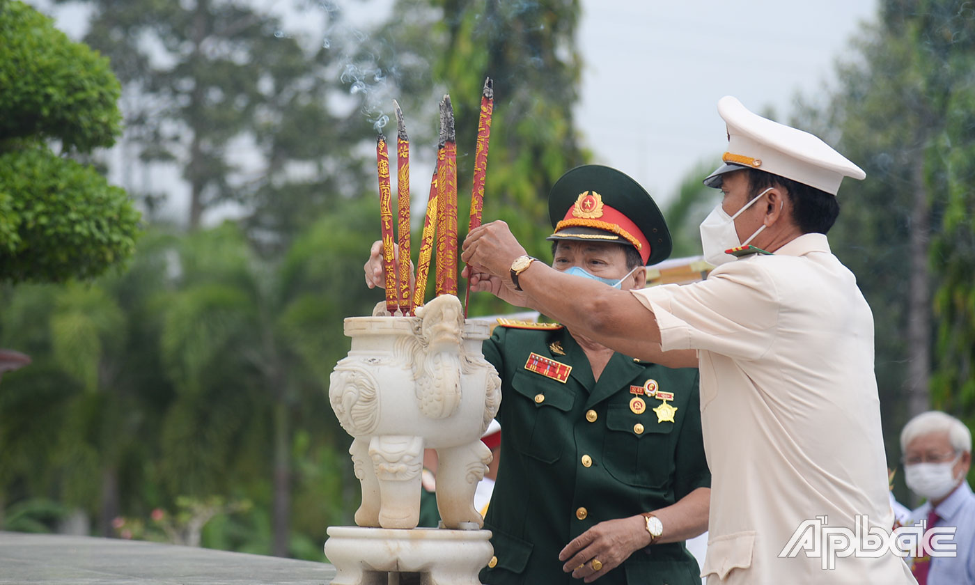 Đoàn Lực lượng vũ trang tỉnh viếng Nghĩa trang Liệt sĩ tỉnh.