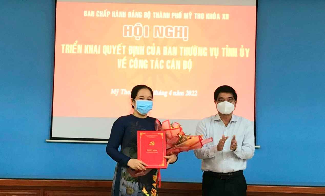 Nguyễn Văn Nhã- Uỷ viên Ban Thường vụ Tỉnh uỷ, Trưởng Ban Tổ chức Tỉnh uỷ Tiền Giang trao quyết định cho bà Nguyễn Thị Lan.