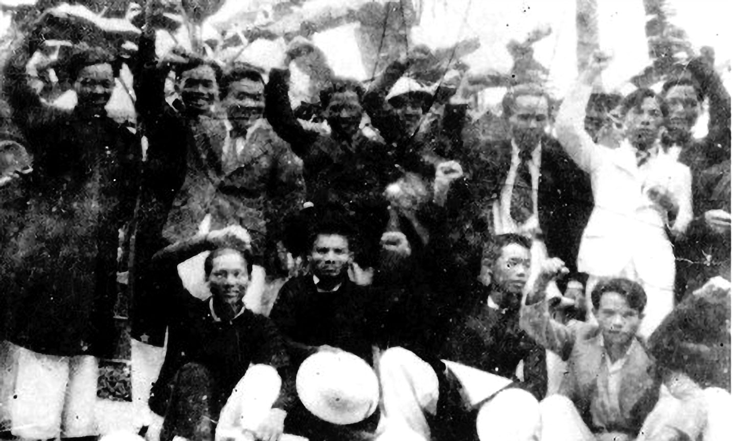 Đồng chí Phan Đăng Lưu (hàng sau, thứ hai, từ trái sang) trong phong trào vận động dân chủ  (1936 - 1939) tại Huế. 