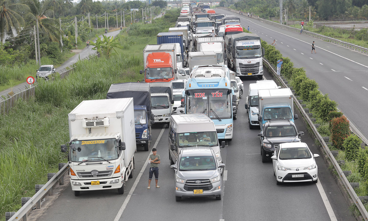 Hàng loạt phương tiện bị tê liệt.