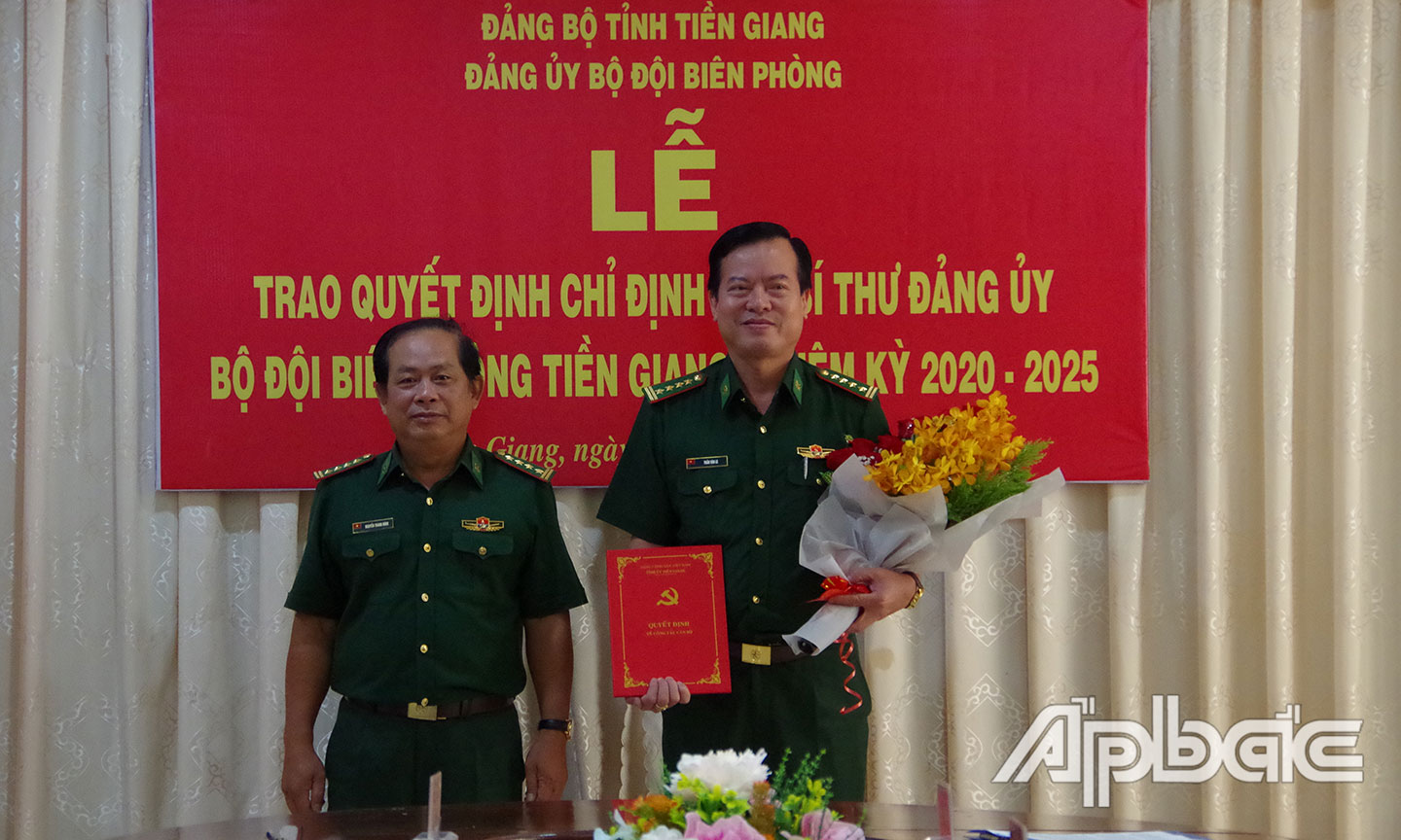 Đồng chí Đại tá Nguyễn Thanh Bình, Bí thư Đảng ủy, Chính ủy BĐBP Tiền Giang thừa ủy quyền của Ban Thường vụ Tỉnh ủy Tiền Giang trao quyết định cho đồng chí Đại tá Trần Văn Le.