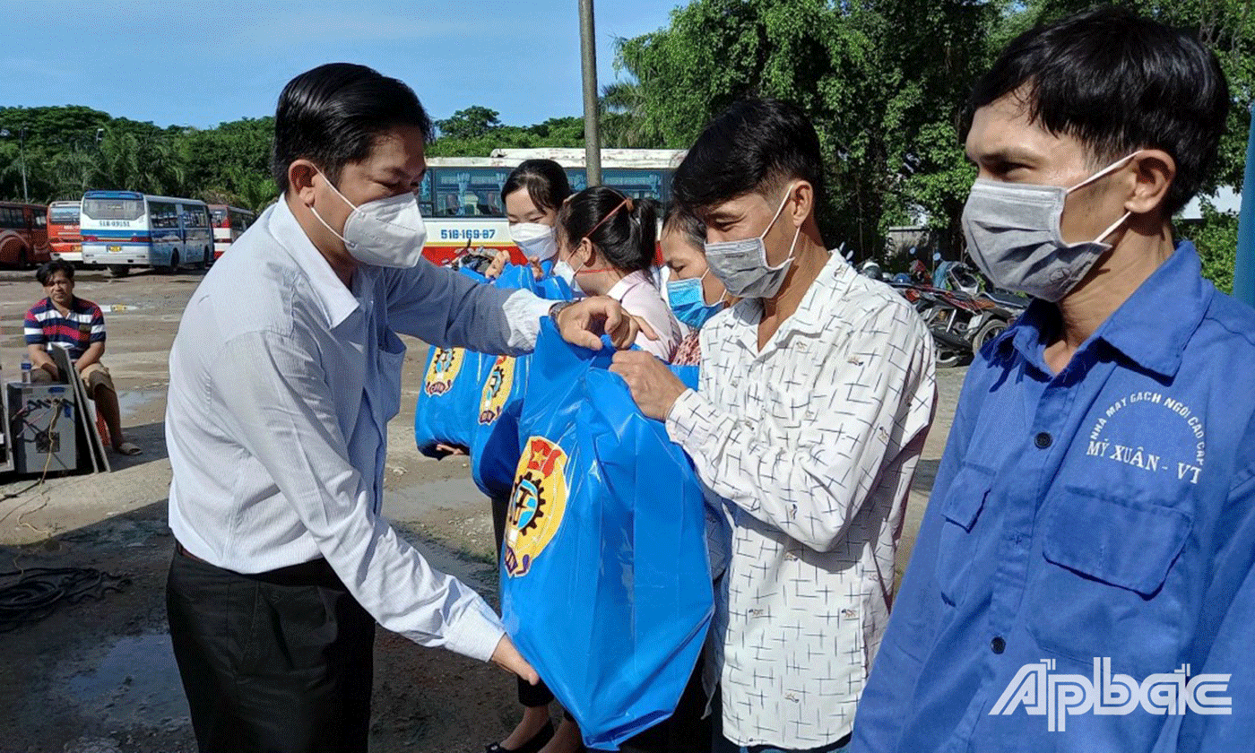 Phó Chủ tịch UBND huyện Châu Thành Nguyễn Phục Quang trao quà hỗ trợ công nhân lao động khó khăn đang làm việc tại các doanh nghiệp trên địa bàn huyện 