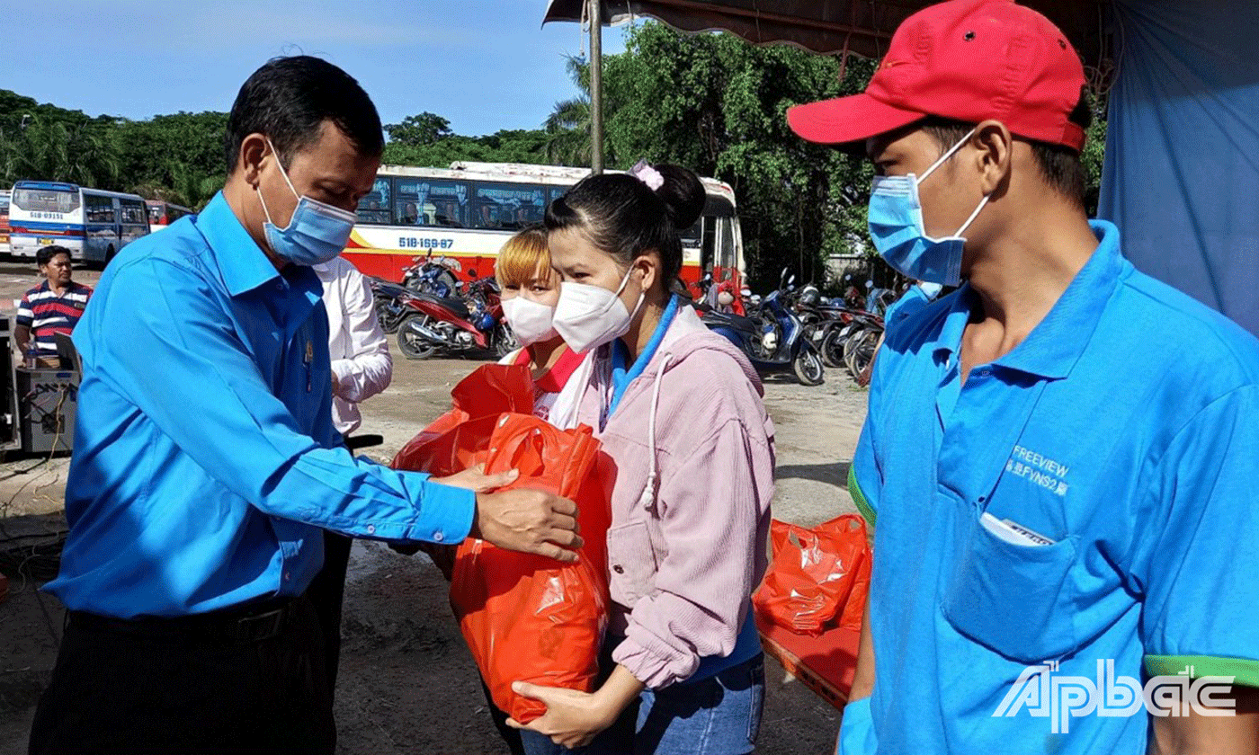 Phó Chủ tịch Thường trực LĐLĐ tỉnh Tiền Giang Hoàng Khắc Tinh trao quà cho công nhân lao động tại lễ phát động 