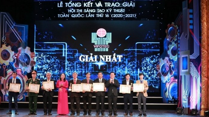 First-prize winners are honoured at the awards ceremony. (Photo: NDO).