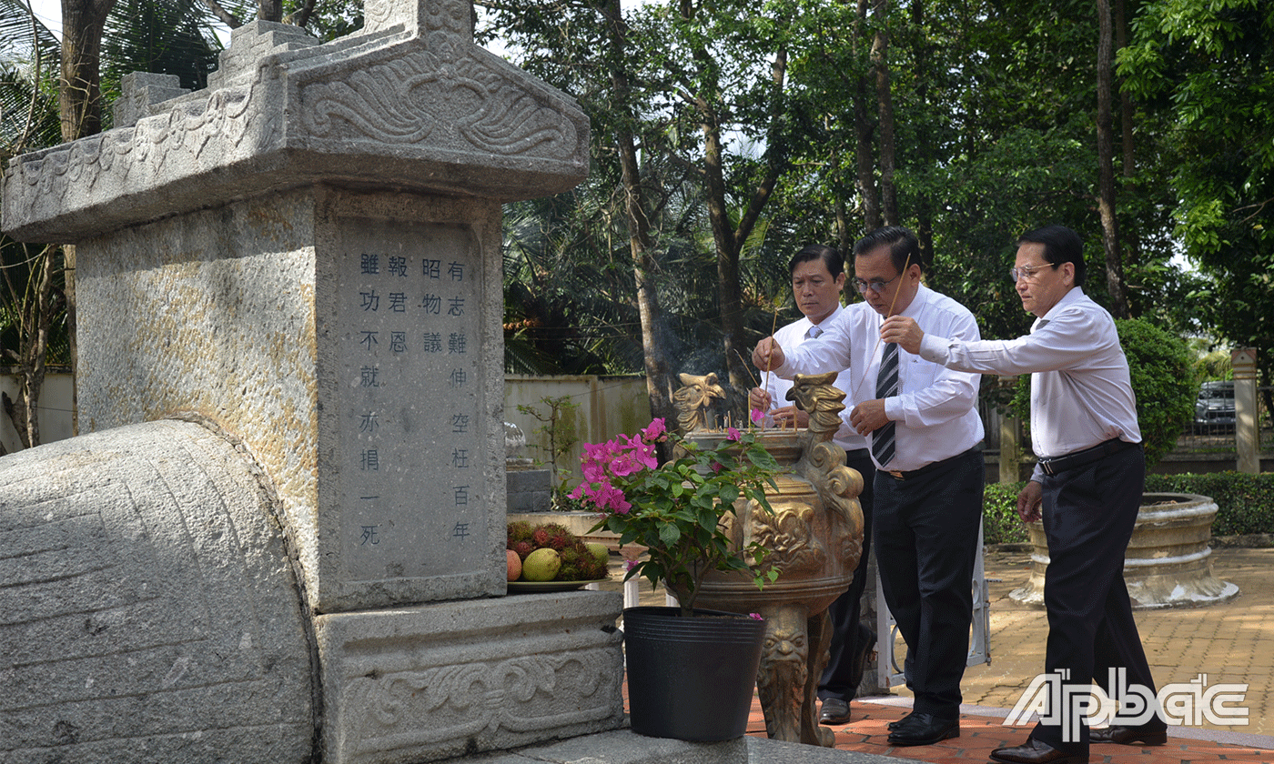 Lãnh đạo tỉnh đã thắp nhang tại đền thờ và mộ cụ Thủ khoa Nguyễn Hữu Huân.