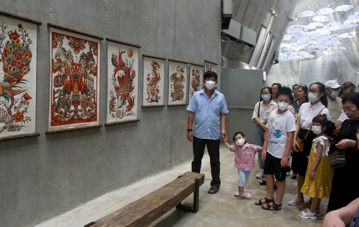 Visitors to the exhibition (Photo: baodantoc.vn).