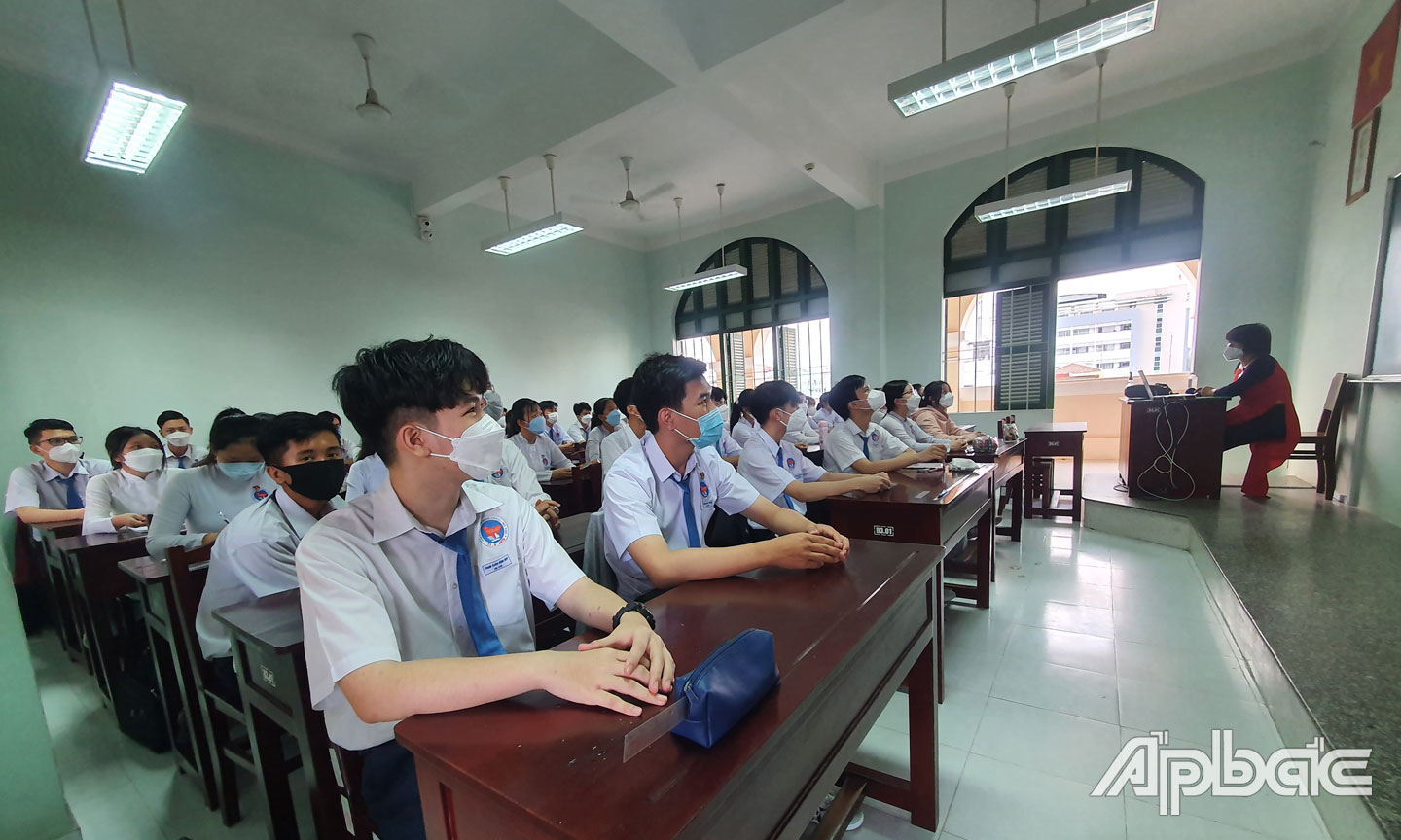 Giáo viên và học sinh lớp 12 đang ra sức hoàn thành chương trình học kỳ II và ôn thi tốt nghiệp THPT. (Ảnh chụp tại Trường THPT Nguyễn Đình Chiểu, TP. Mỹ Tho, tỉnh Tiền Giang).