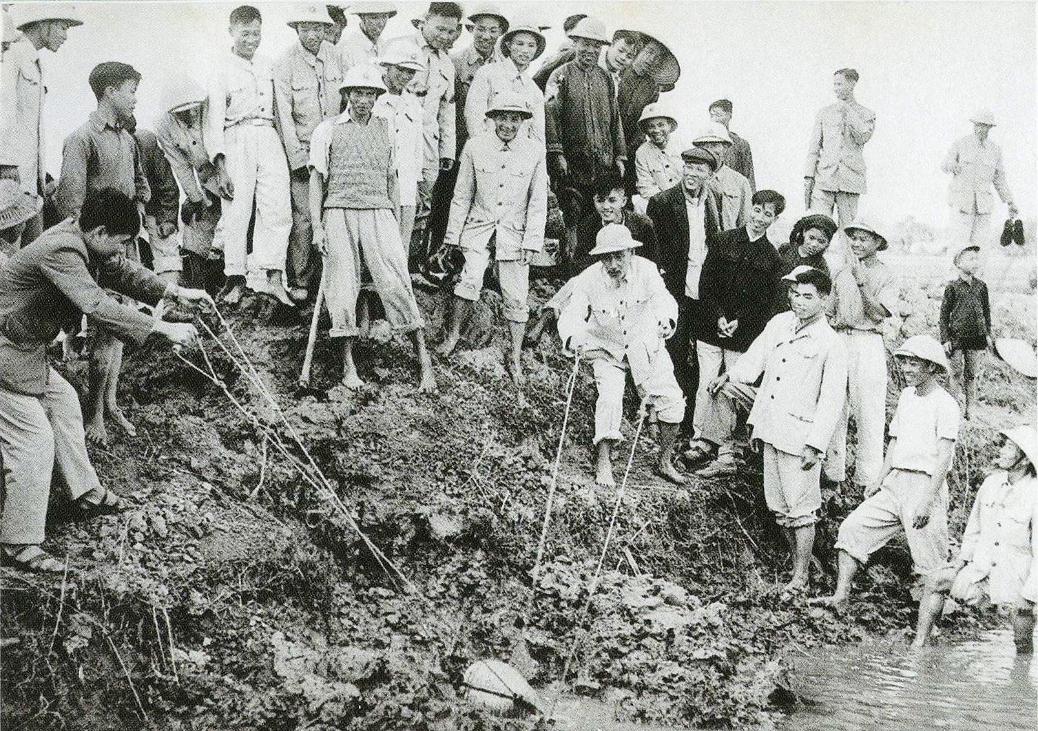 Chủ tịch Hồ Chí Minh tát nước chống hạn với bà con nông dân ở cánh đồng Quai Chảo, xã Đại Thanh, huyện Thường Tín, Hà Đông (12-1-1958).