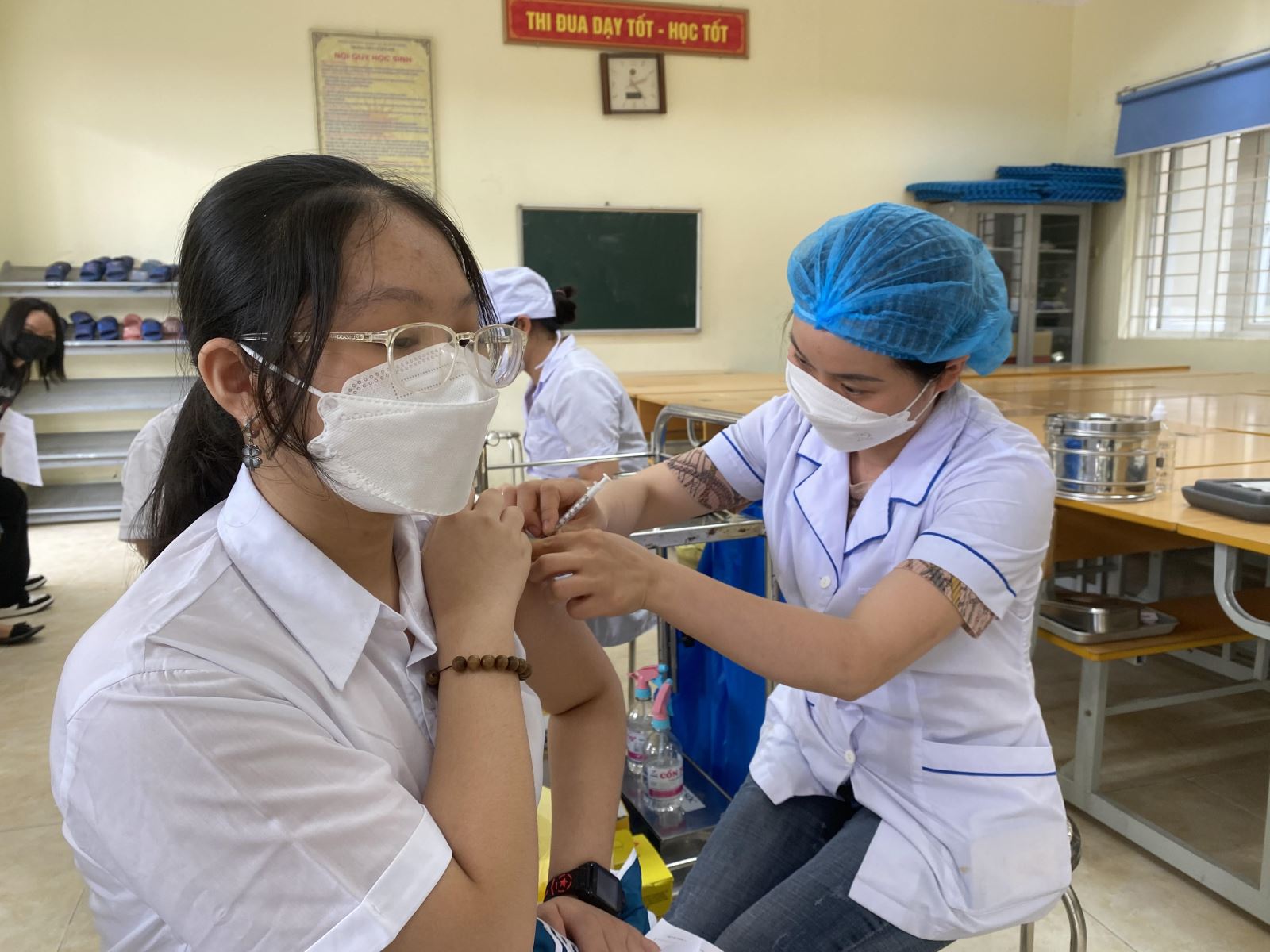 Tiêm vaccine phòng COVID-19 cho người dân. Ảnh: Tạ Nguyên.