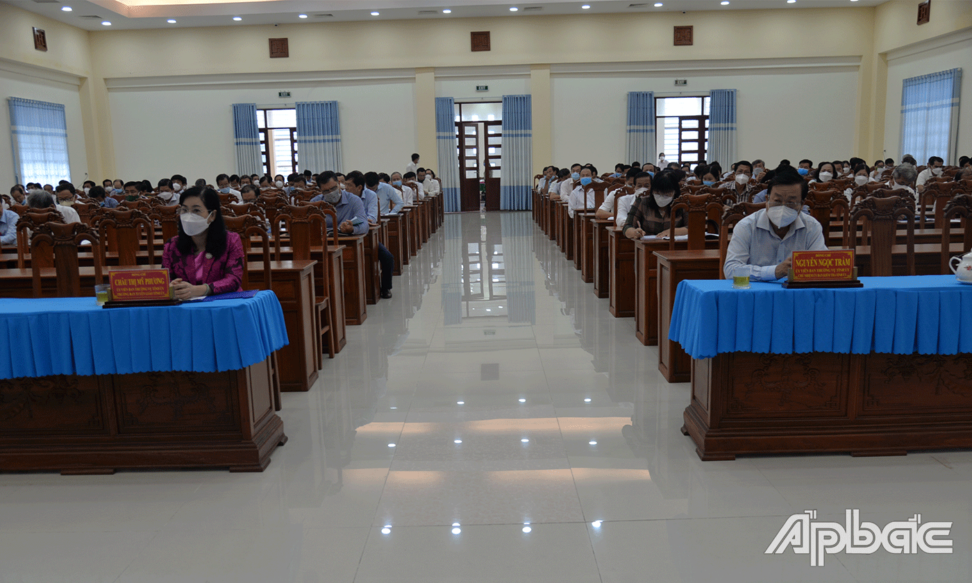 Các đồng chí Ủy viên Ban Thường vụ Tỉnh ủy tham dự Lễ Khai giảng.