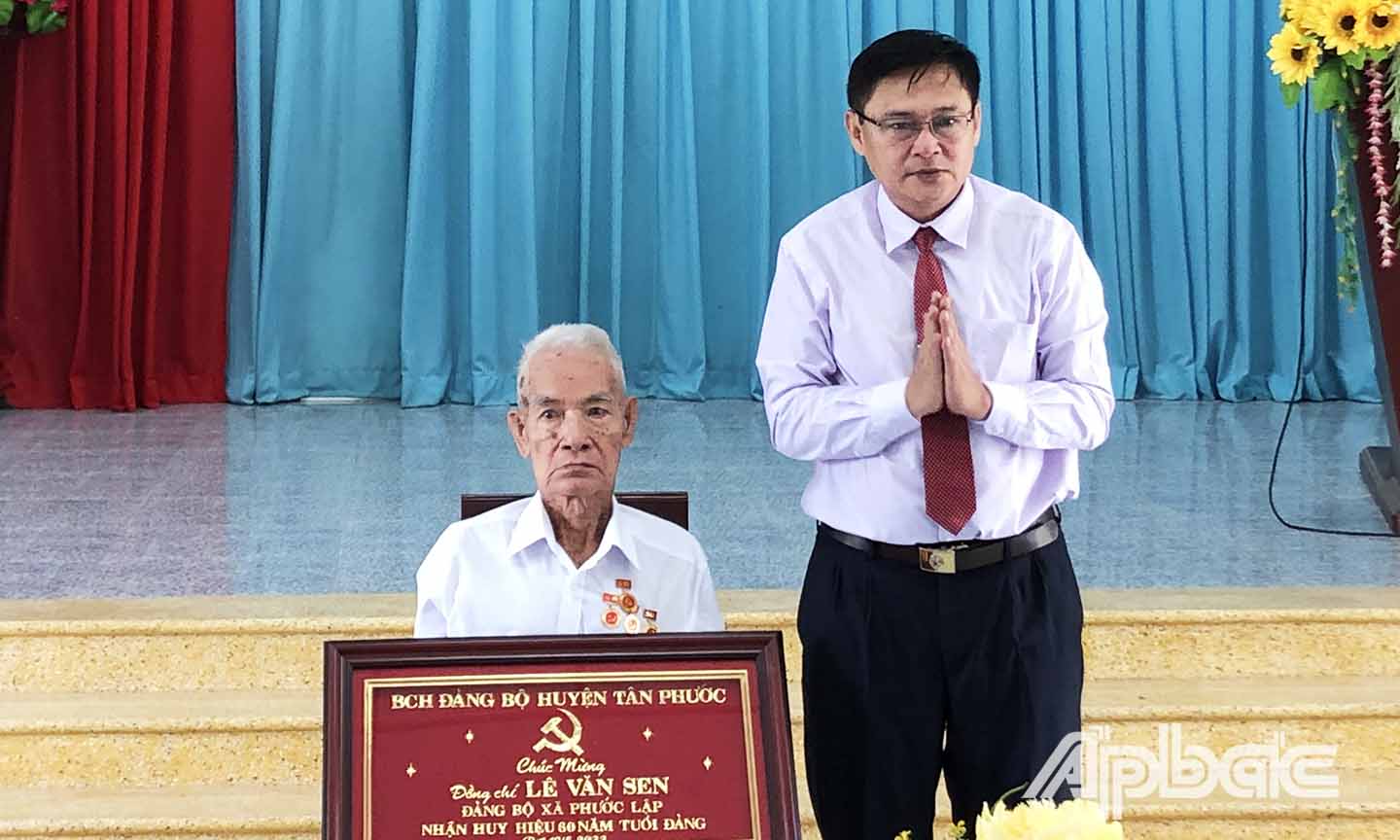 Đồng chí Đỗ Tấn Hùng trao Huy hiệu Đảng cho đồng chí