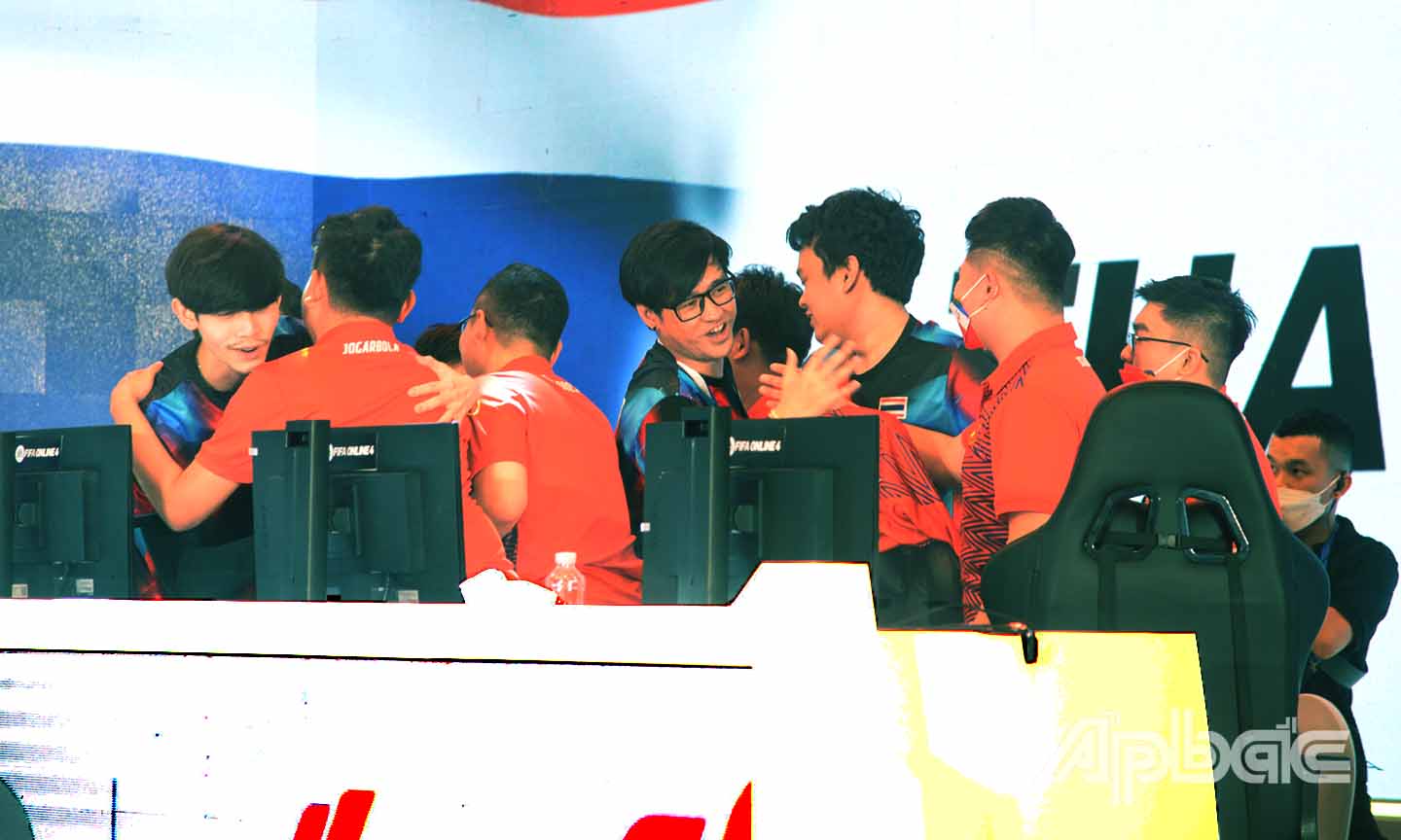 Các VĐV E-sport Thái Lan động viên các đồng nghiệp người Việt Nam sau thất bại ở chung kết nội dung FIFA Online 4.