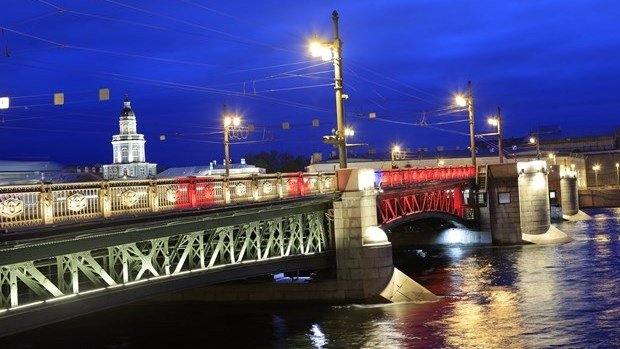 The Palace Bridge in Saint Petersburg illuminated in red and yellow colours as part of the ‘Vietnamese days in Saint Petersburg’ programme. (Photo: VNA).