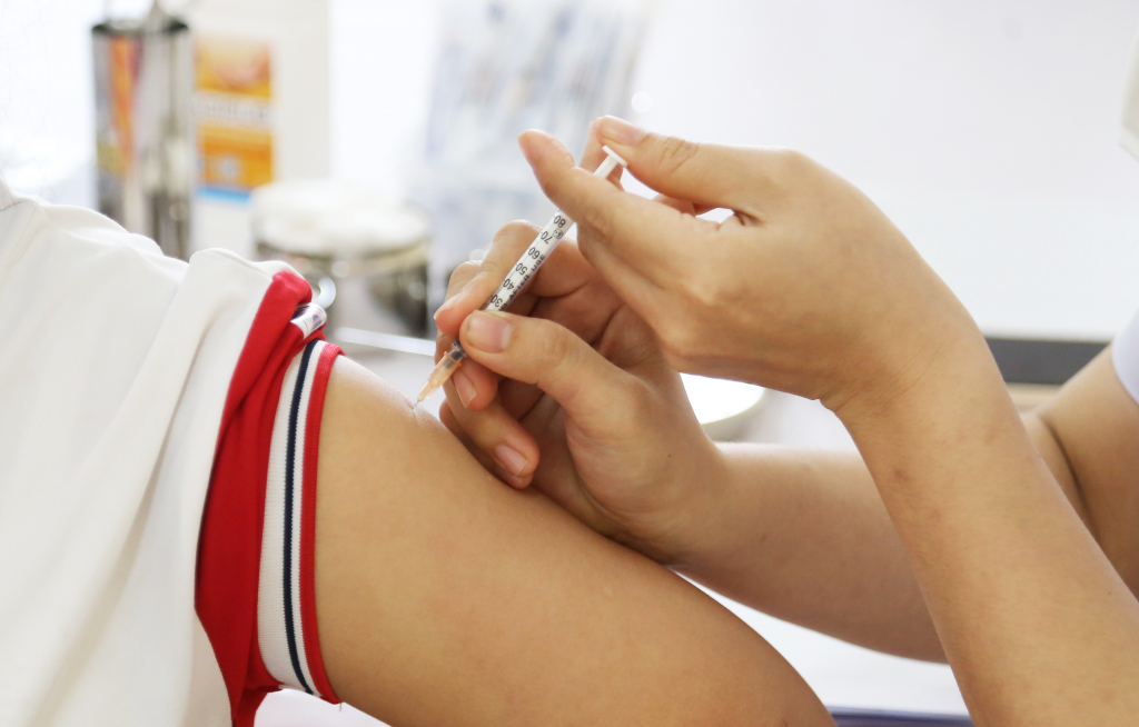 Người dân cần đưa trẻ đi tiêm vaccine phòng bệnh đối với những bệnh đã có vaccine là đúng lịch, đúng mũi tiêm.