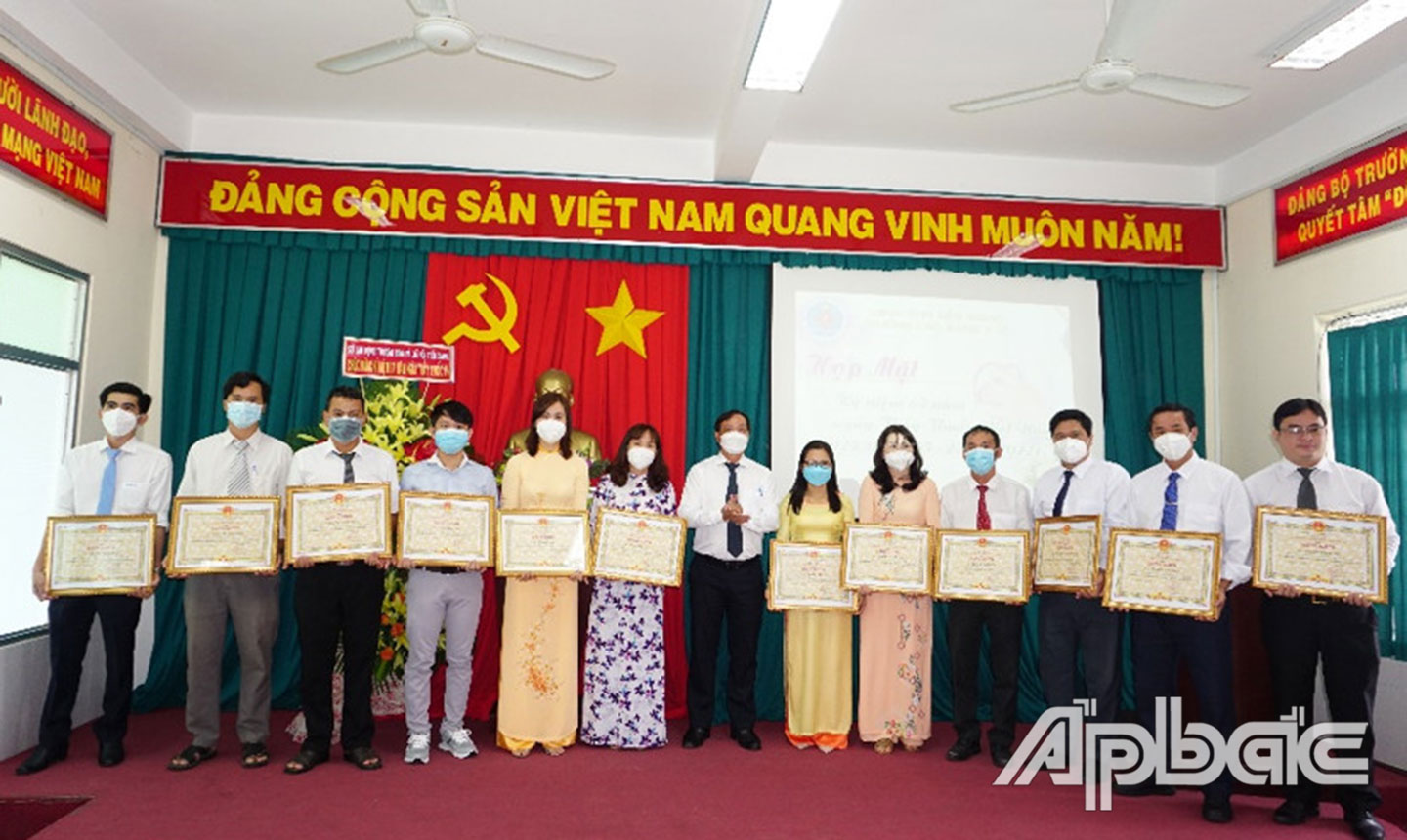 Chị Ngọc (thứ 5 từ trái sang) nhận Bằng khen của UBND tỉnh Tiền Giang đạt thành tích trong công tác từ năm học 2019 - 2020 đến năm học  2020 - 2021.              Ảnh: Đỗ Ngọc