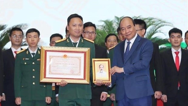 President Nguyen Xuan Phuc presents Ho Chi Minh Awards in Science and Technology to authors (Photo: VNA).