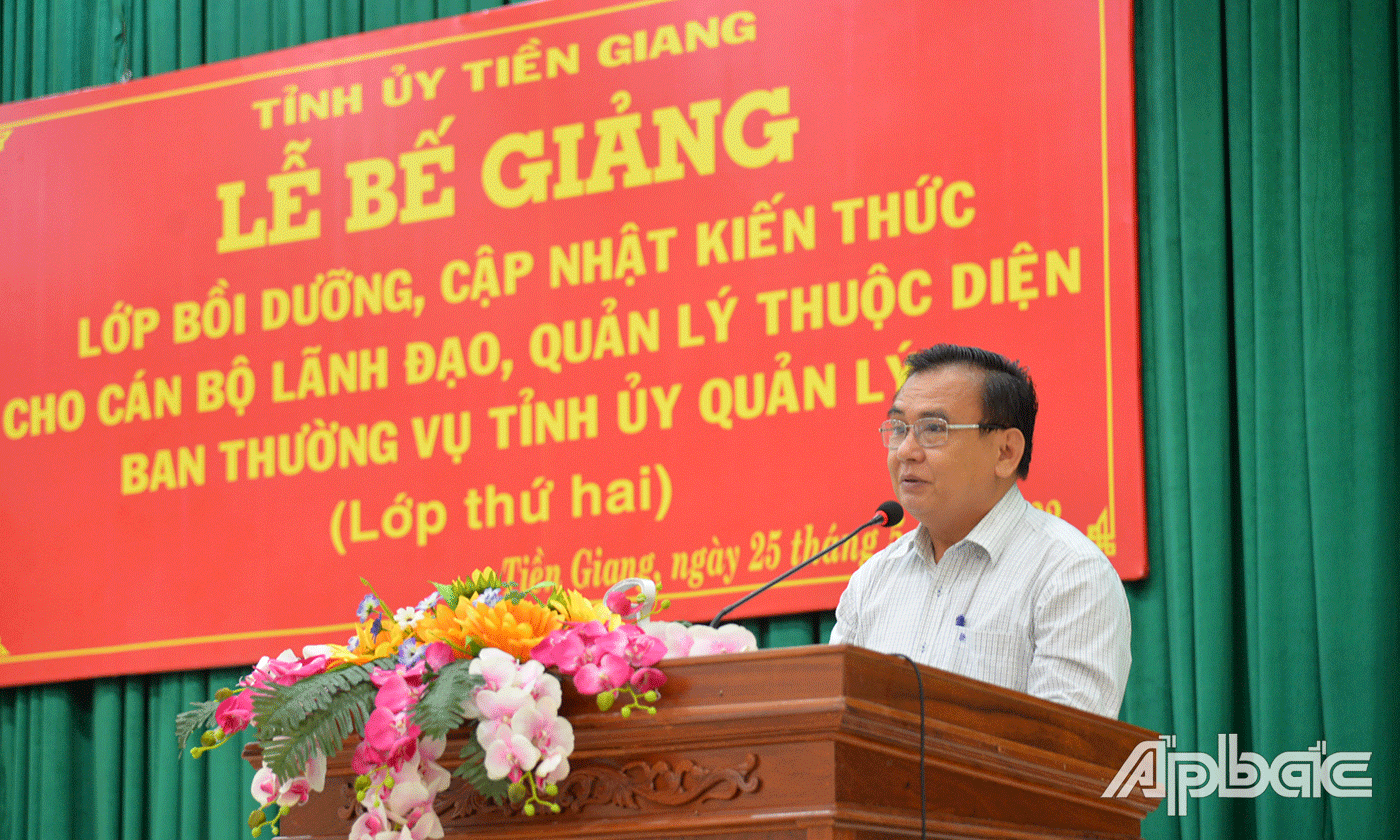 Đồng chí Võ Văn Bình phát biểu tại Lễ bế giảng.