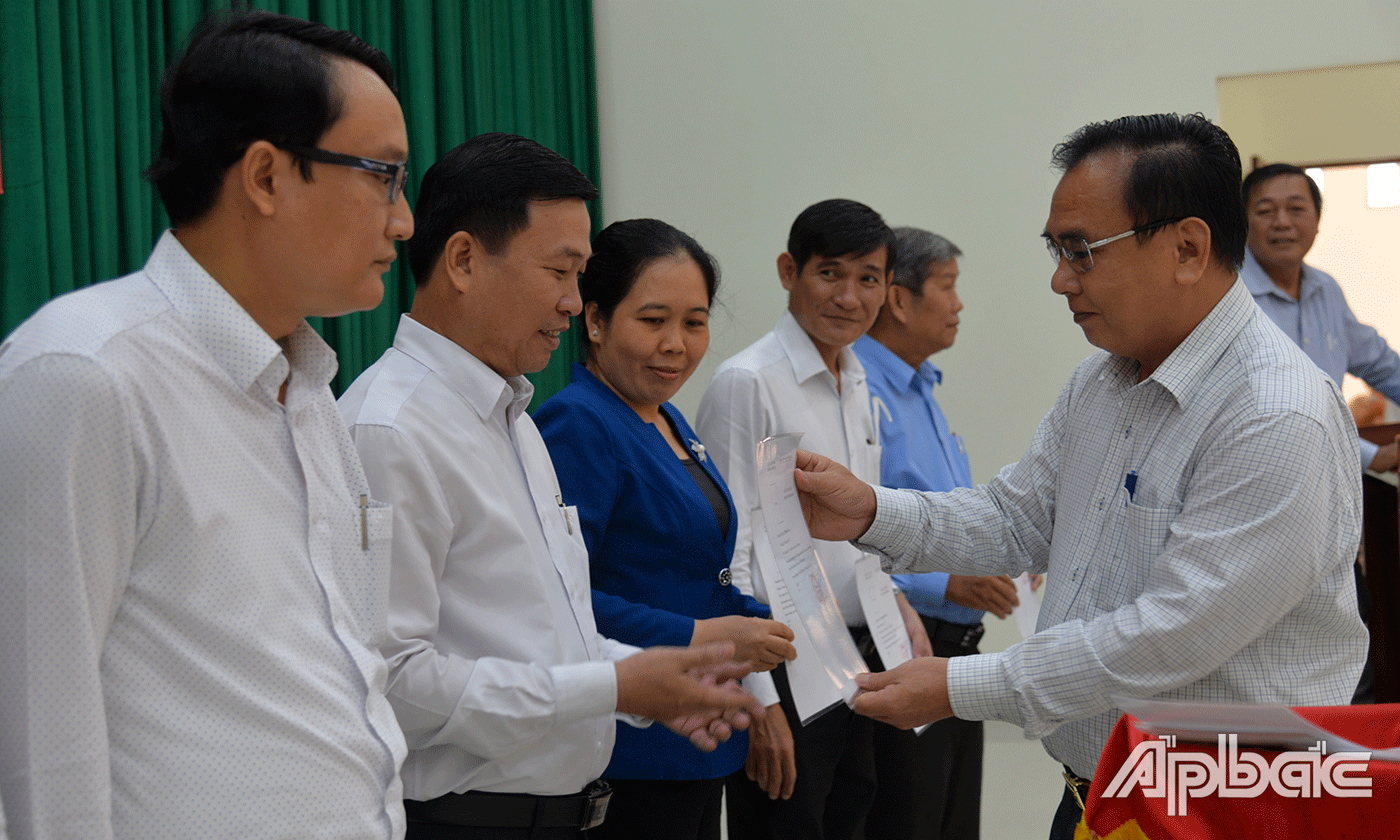 Đồng chí Võ Văn Bình trao chứng nhận cho học viên.