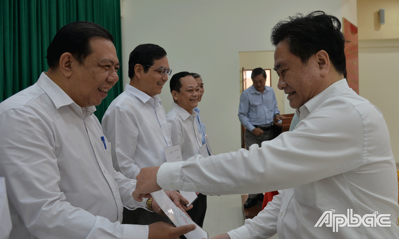 Đồng chí Trần Văn Dũng, Phó Chủ tịch UBND tỉnh trao chứng nhận các học viên.