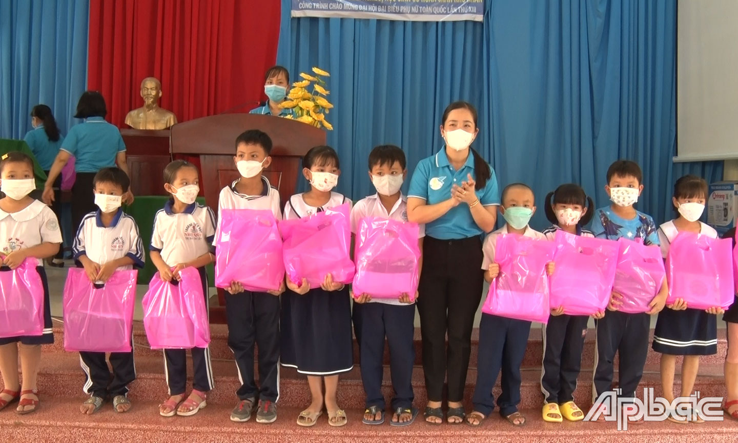 Đồng chí Nguyễn Thị Thúy Hằng trao tặng quà cho các em học sinh có hoàn cảnh khó khăn của Trường Tiểu học Nhị Quý.